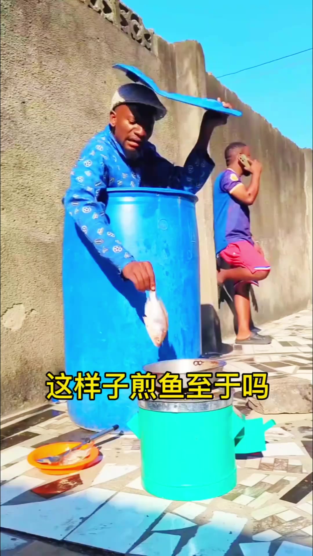 “搞笑日常:一位大老爷们的煎鱼趣事”