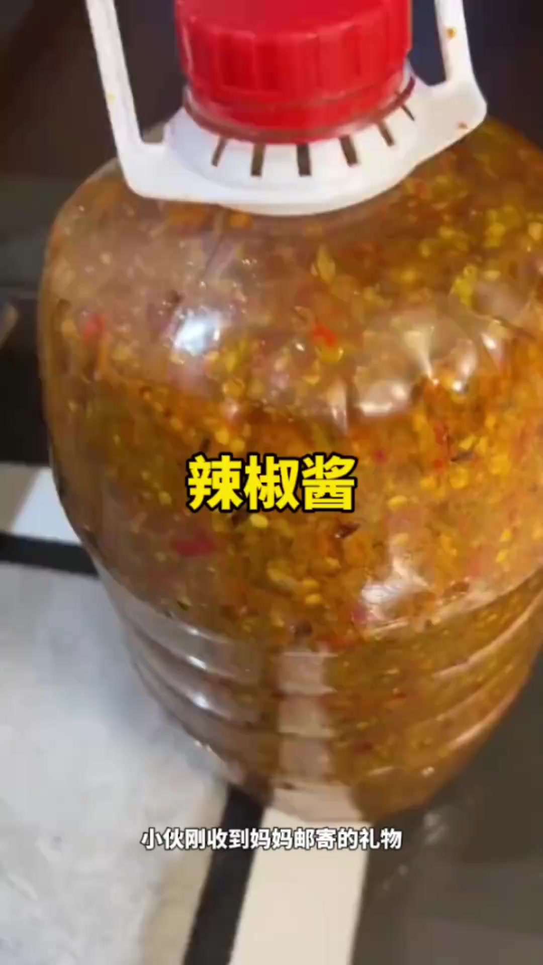“意外辣椒酱爆炸！小伙惊讶瞬间引发‘酱’情四溢”
