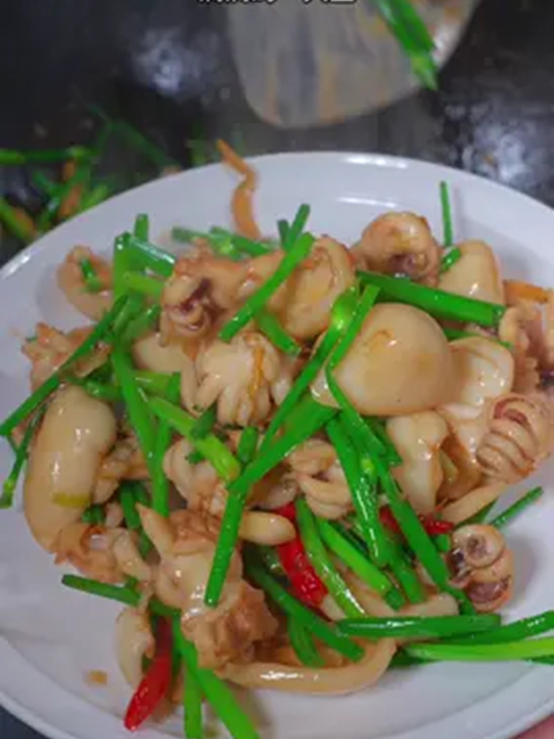 这个韭菜花炒墨鱼仔，鲜嫩又爽脆，真的太好吃下饭了。！