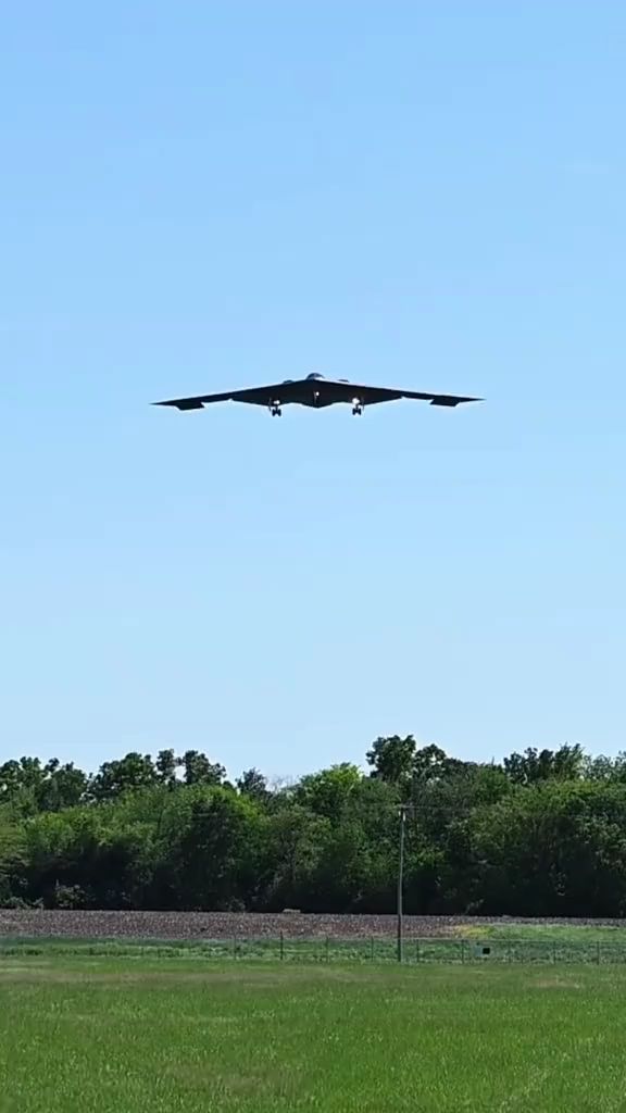 美国B2空中幽灵战略轰炸机
