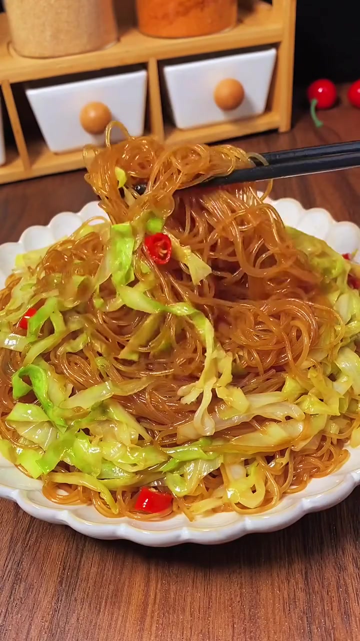 包菜粉丝这样炒,能多吃三碗大米饭,简单又好吃!