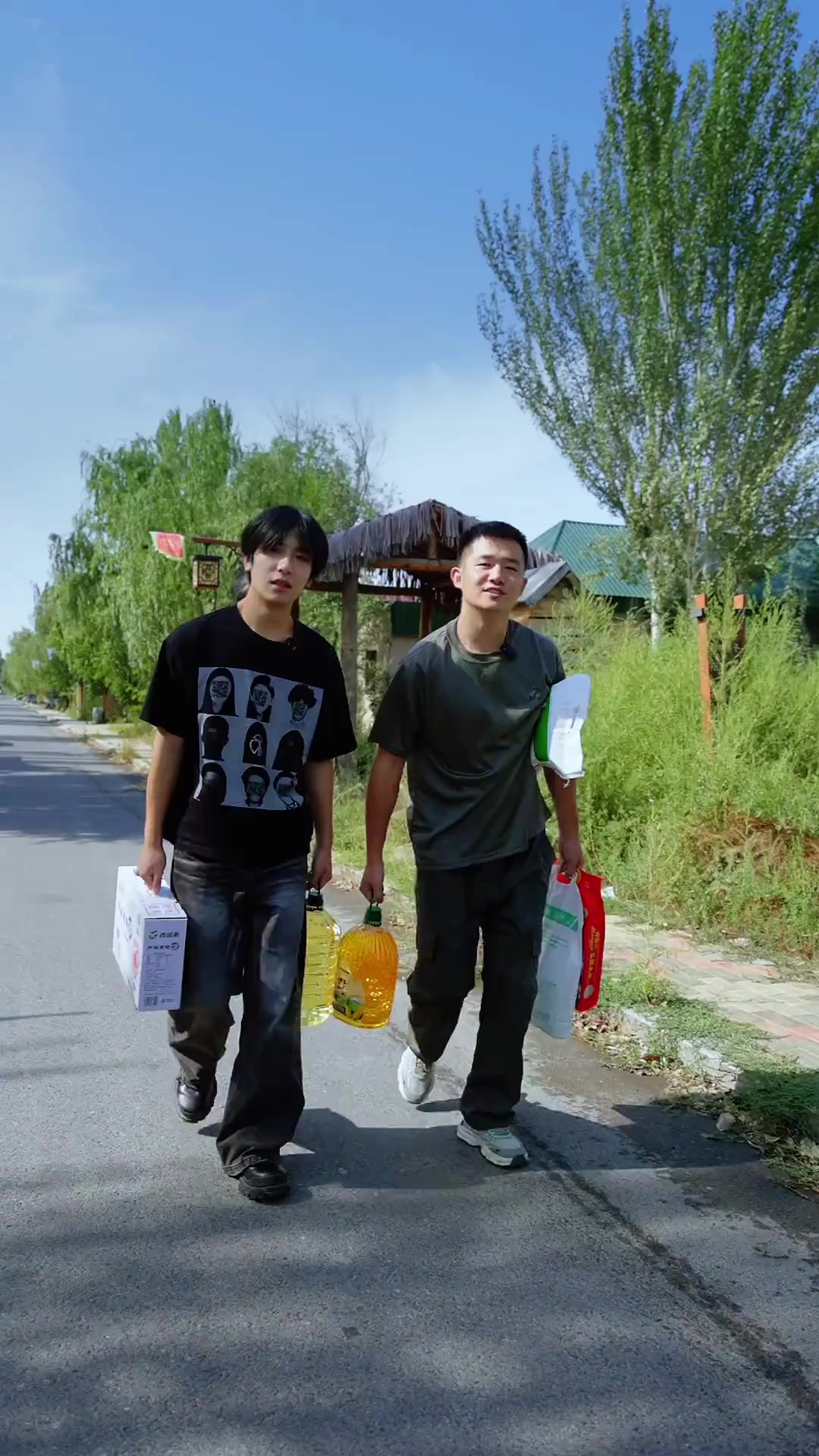 到新疆小妹家做客，尝了地道大盘鸡、抓饭，还有特色面肺子