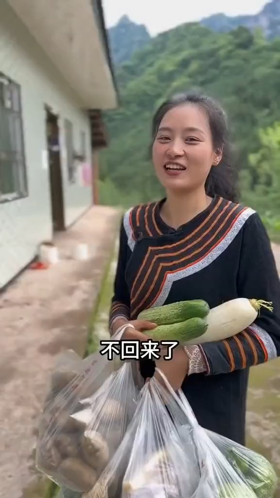 买了很多菜去找她做饭吃,本来可以过二人世界突然她妈妈杀回来了