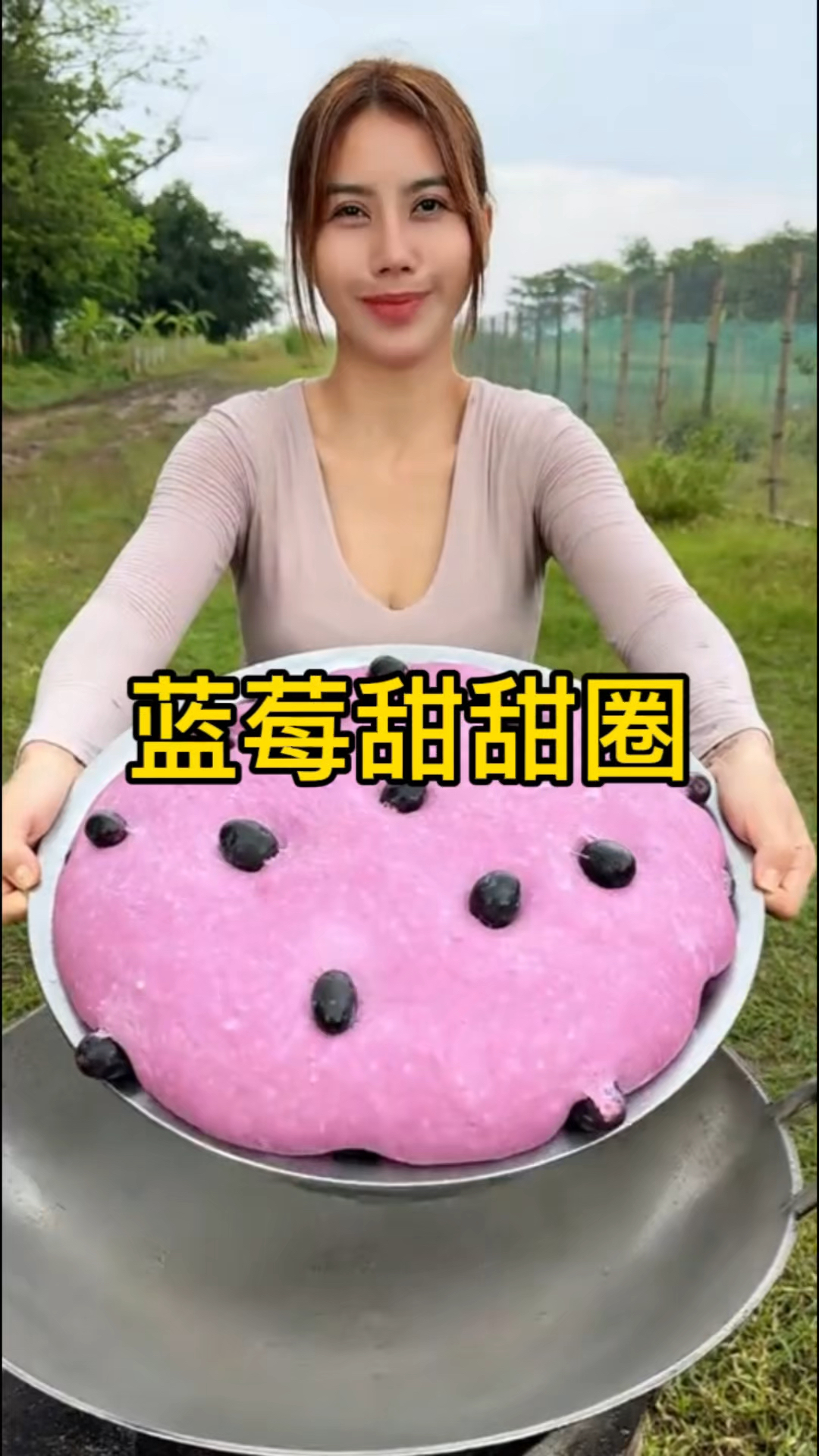 小姐姐手工制作蓝莓甜甜圈,好看又好吃