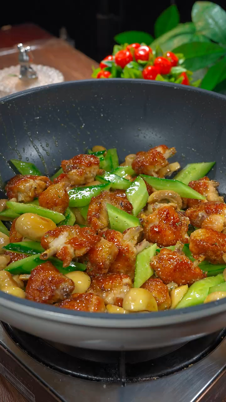 口蘑烧鸡翅的做法、焦香入味嘎嘎好吃