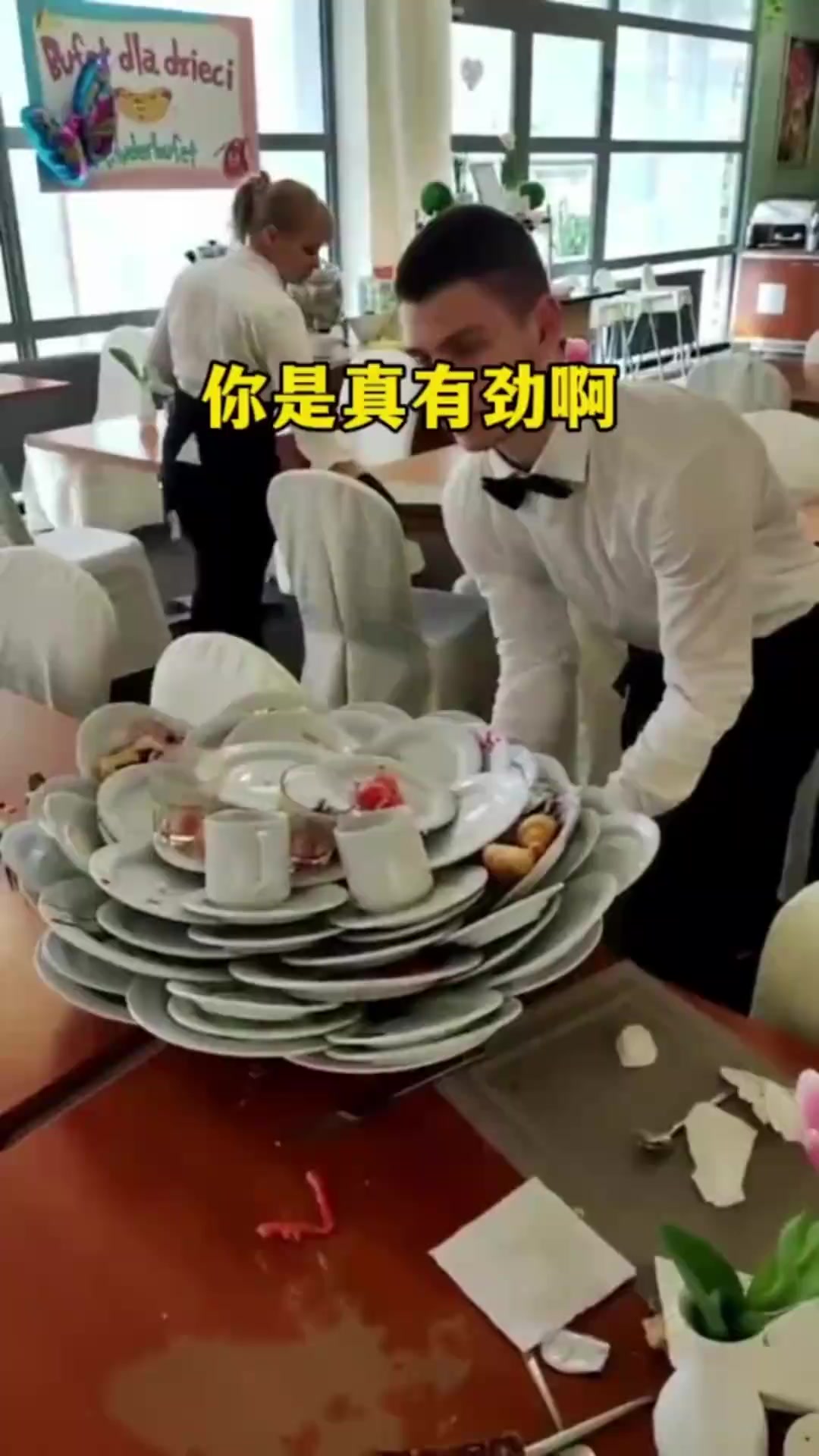“外国服务员的奇葩端盘子法,令人匪夷所思的超常现象!”