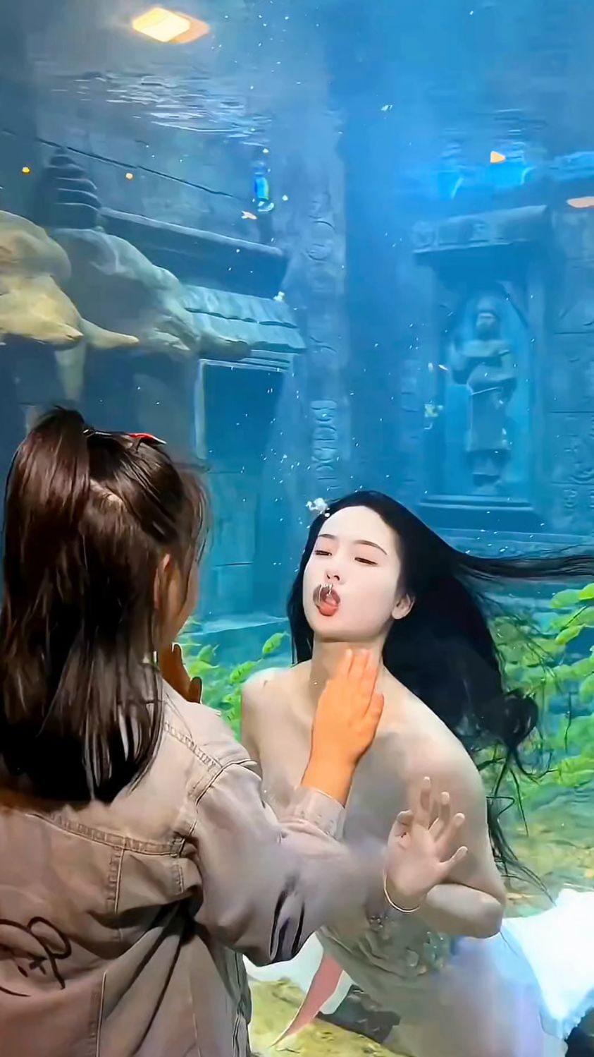 你知道美人鱼在水下是如何呼吸的嘛? #看看这画面