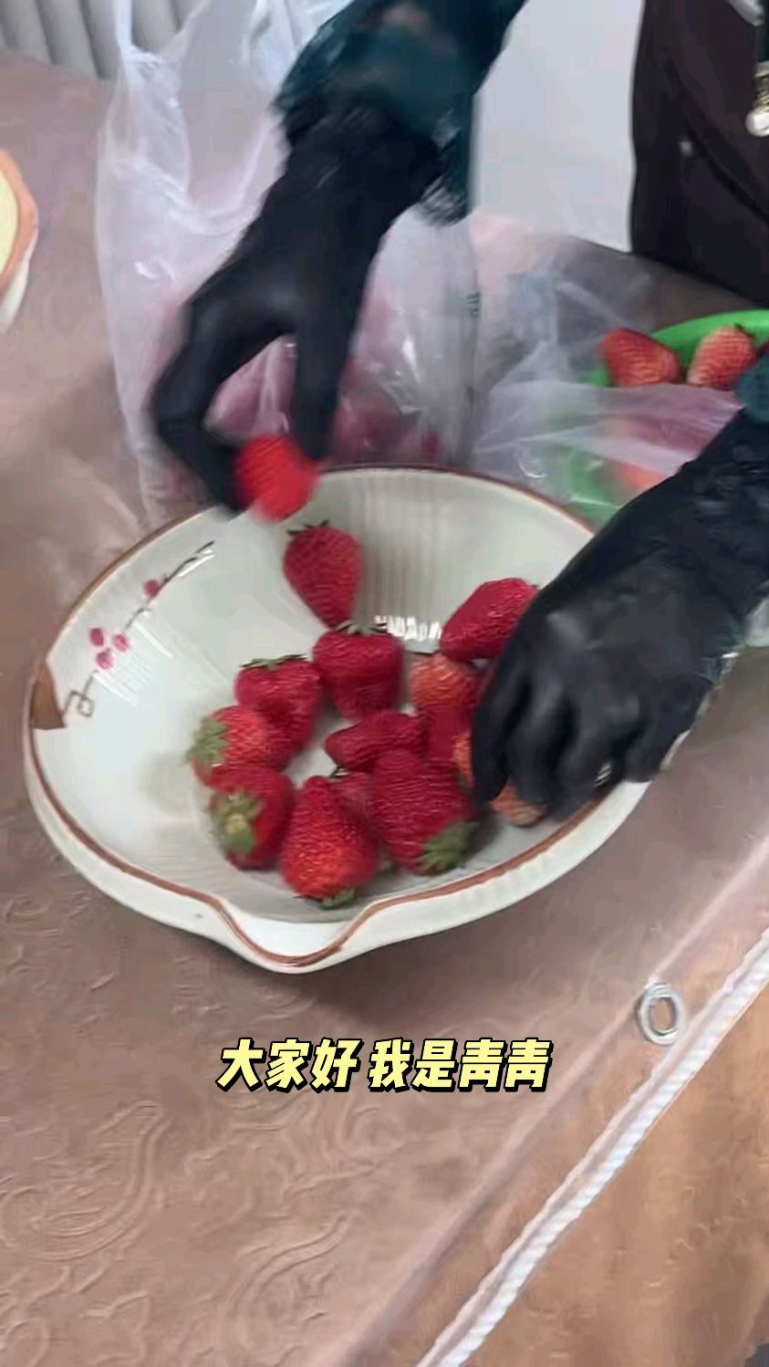 分享下草莓巧克力糖葫芦美食的做法简单易学！#水果美食#创业#摆摊