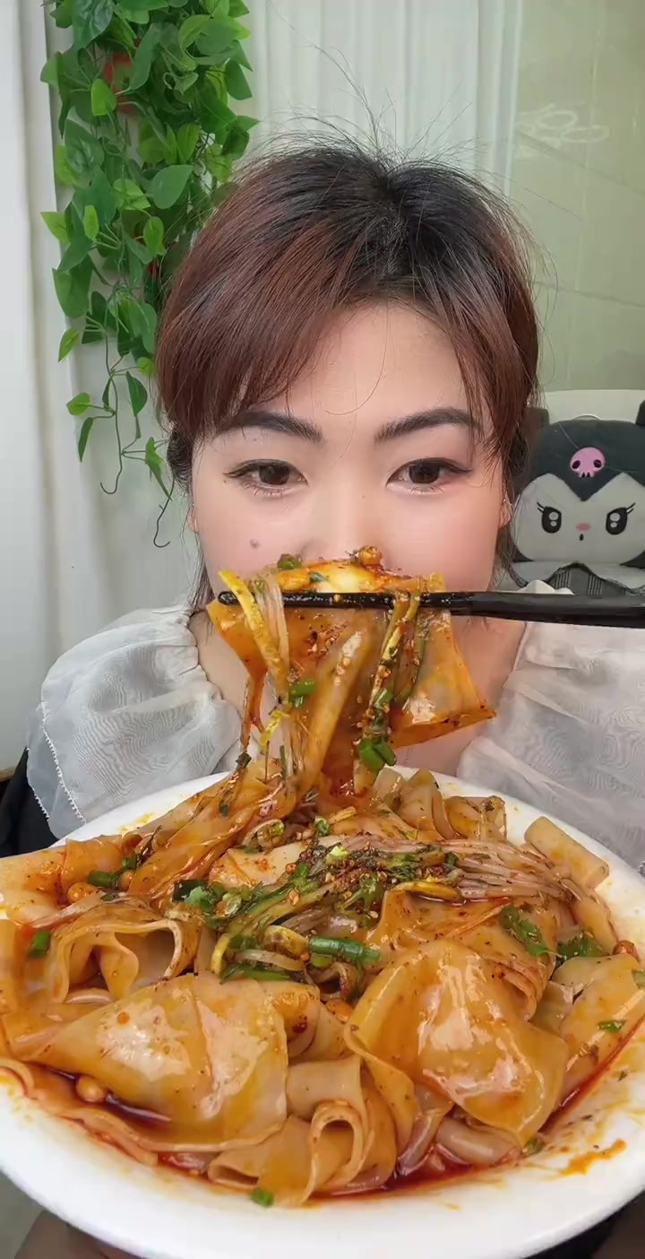 贵州卷凉米皮卷凉皮上锅蒸两分钟切段撕开加点喜欢配菜拌起来就可