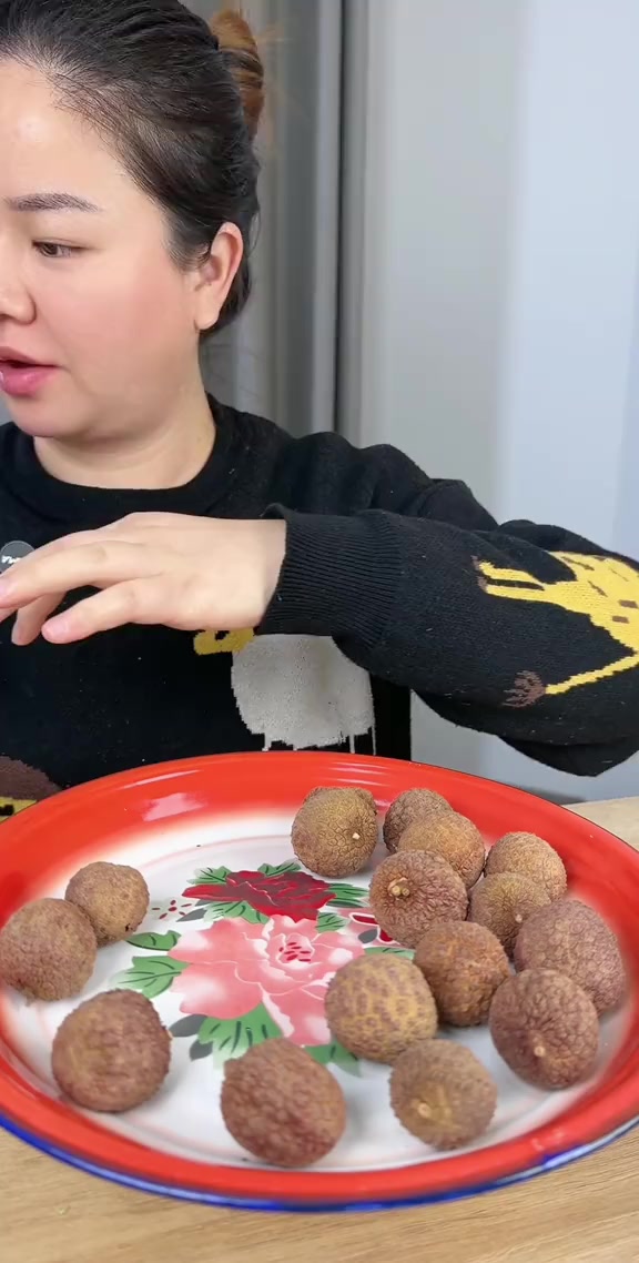 糯米糍荔枝干皮核小肉厚口感软糯，煲汤煮养生茶直接当小零食吃都