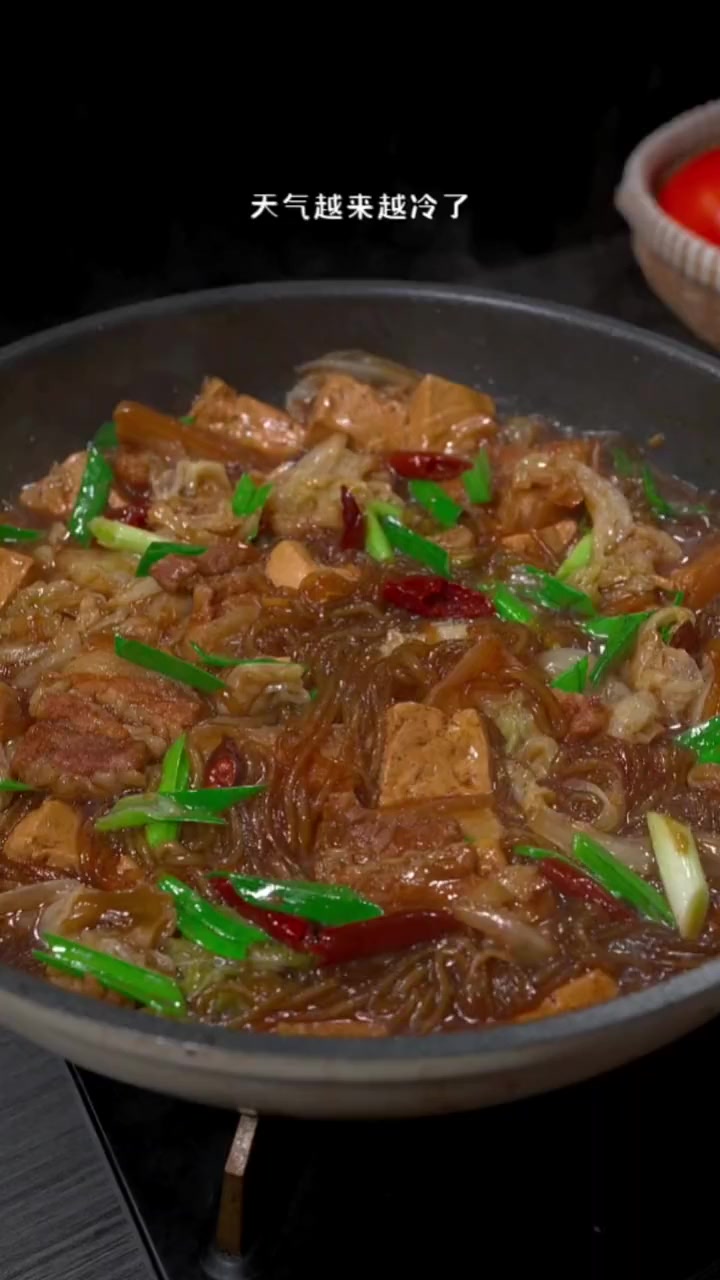 白菜猪肉炖粉条这样做，一周吃八次都吃不腻~！