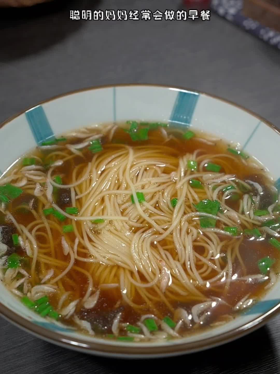 早餐给孩子来一碗懒人清汤面,做法简单,好吃又营养!