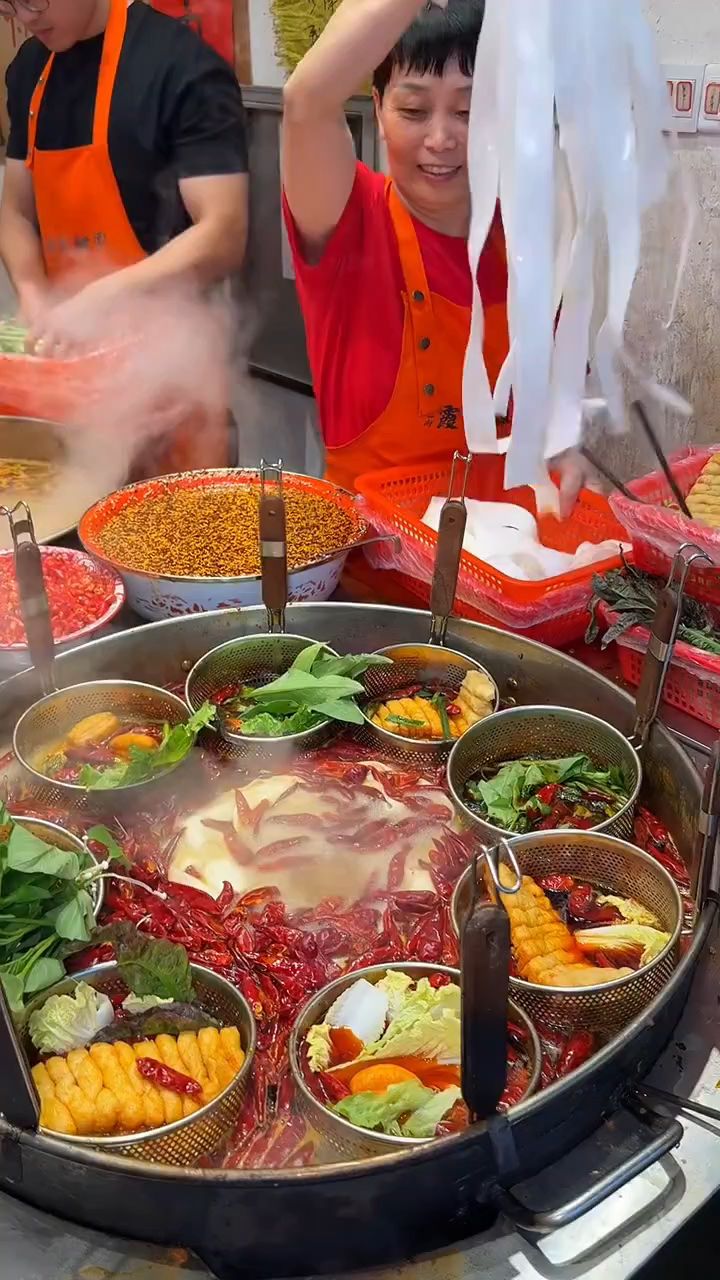 这宽粉麻辣烫太香了!重口味的午餐,#路边摊美味