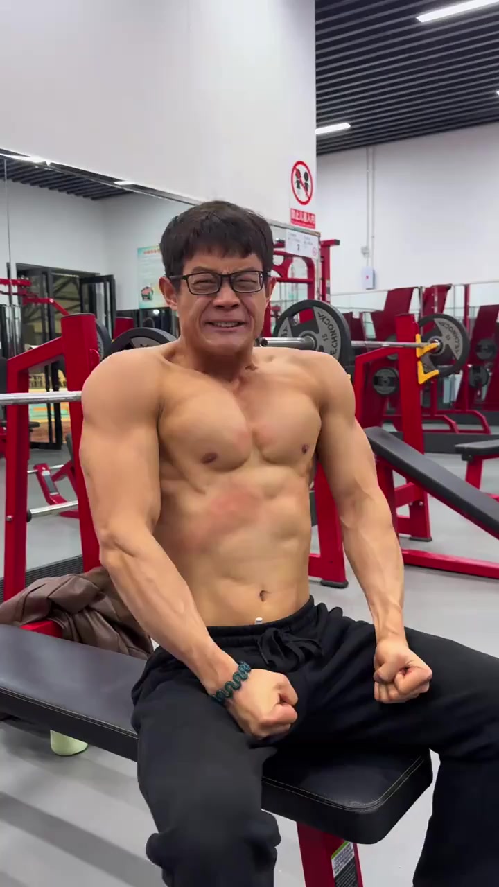 肌肉男极限突破的惊人瞬间!