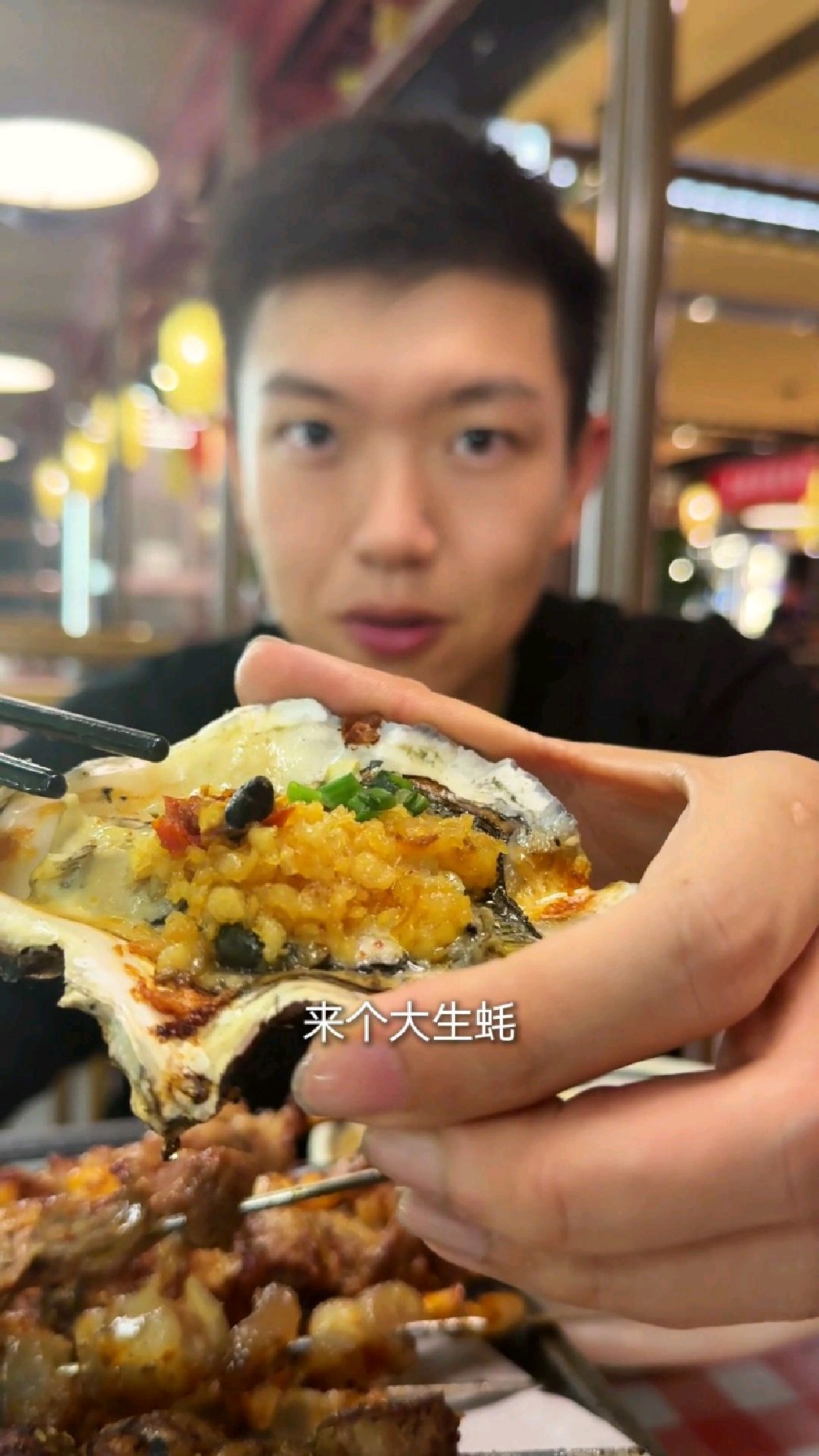 碳水加倍快乐翻倍！肉串比手臂都大，夜宵大口撸串真香真爽！