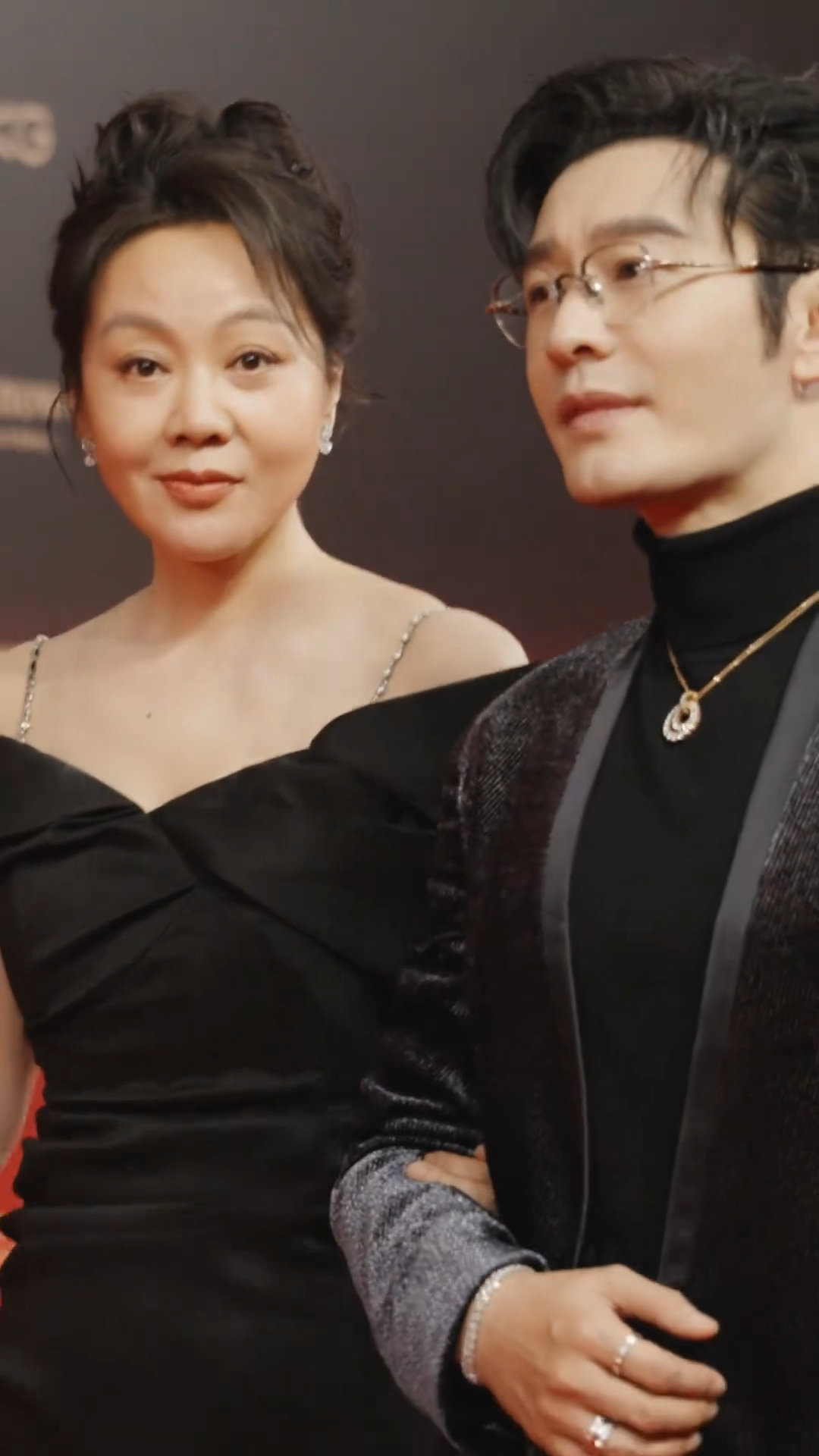 黄晓明 闫妮 踏光而来,以深耕角色的塑造力诠释代言影响力