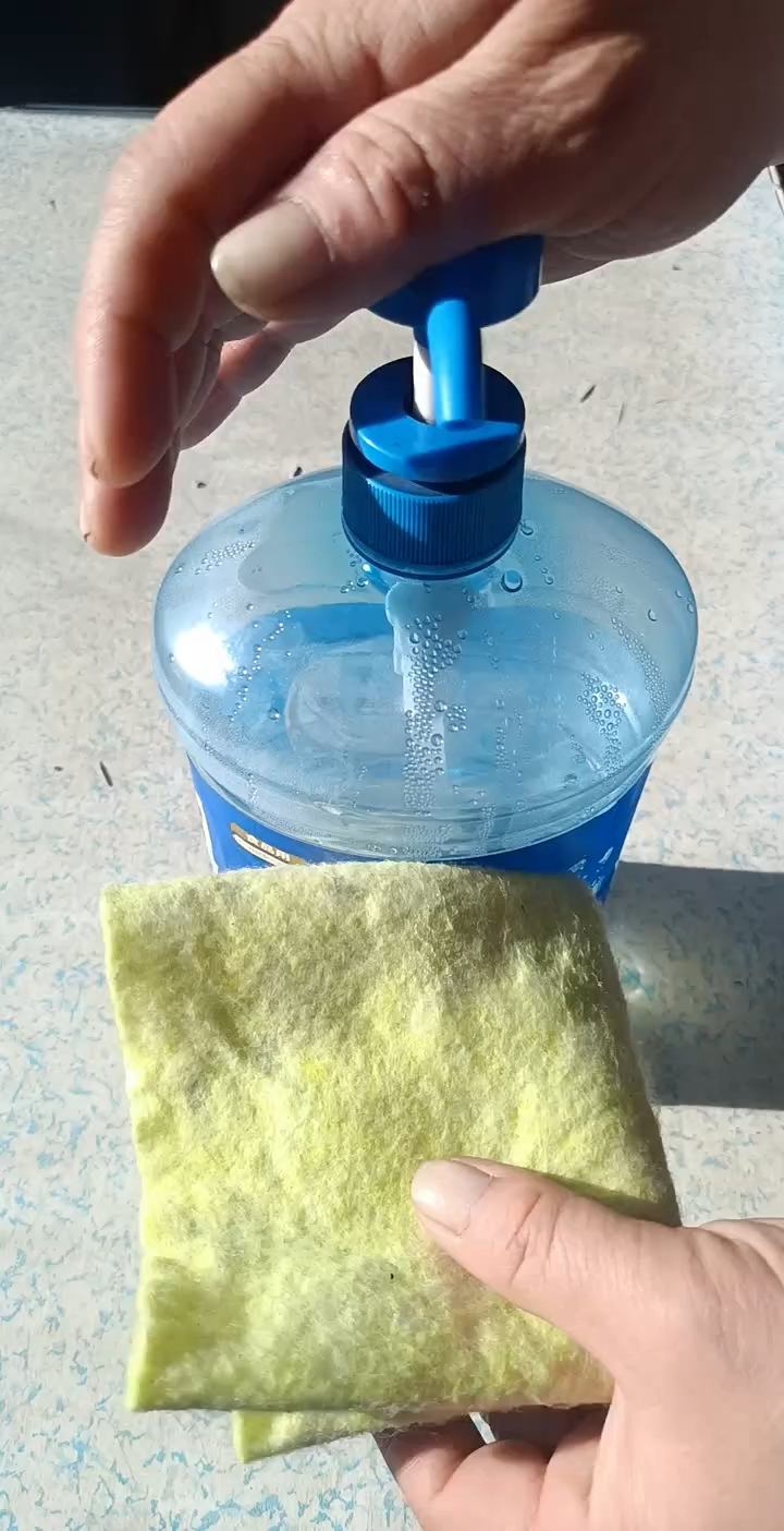 家用的洗洁精这样挤的找一个皮筋瓶扣上这样要挤多少挤多少