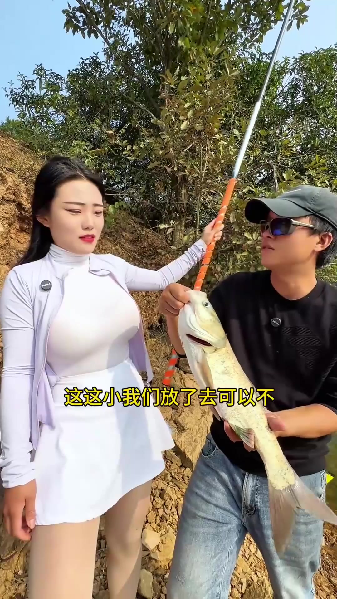 最后钓到大鱼,妹妹竟然跳舞给大家看 实在没忍住笑了!