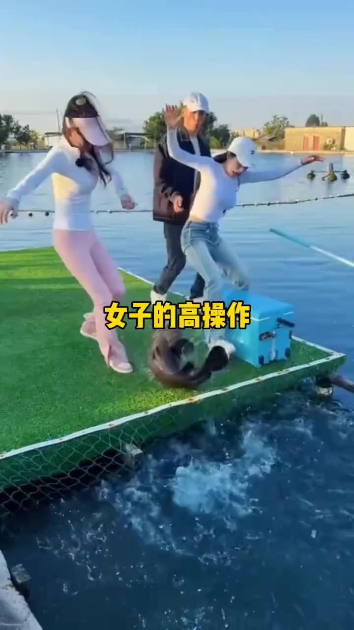 女子仅用一根鱼线就将十斤重的大鱼掉了上来