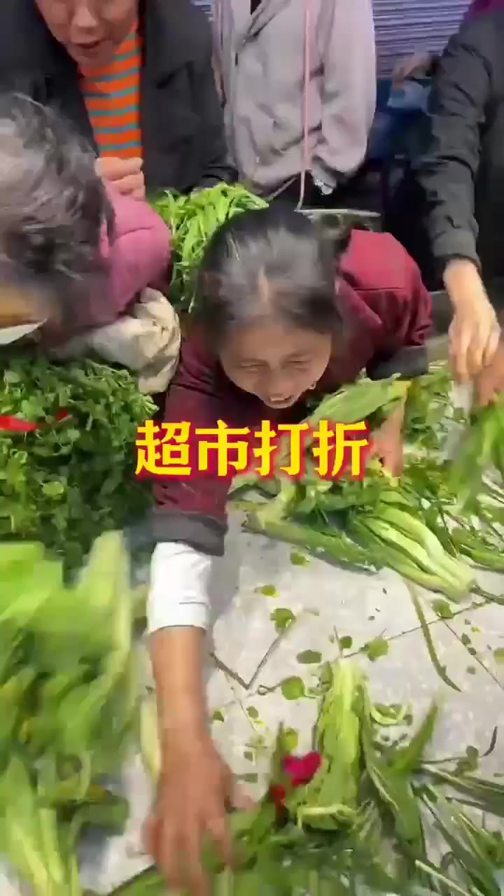 超市打折,大爷大妈超市抢菜!