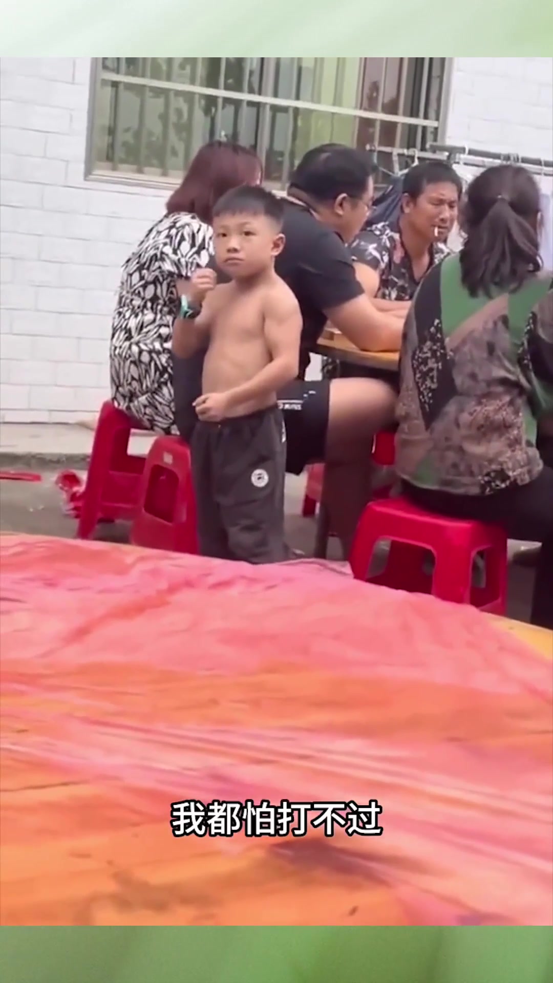 一身肌肉的孩子确定才八岁