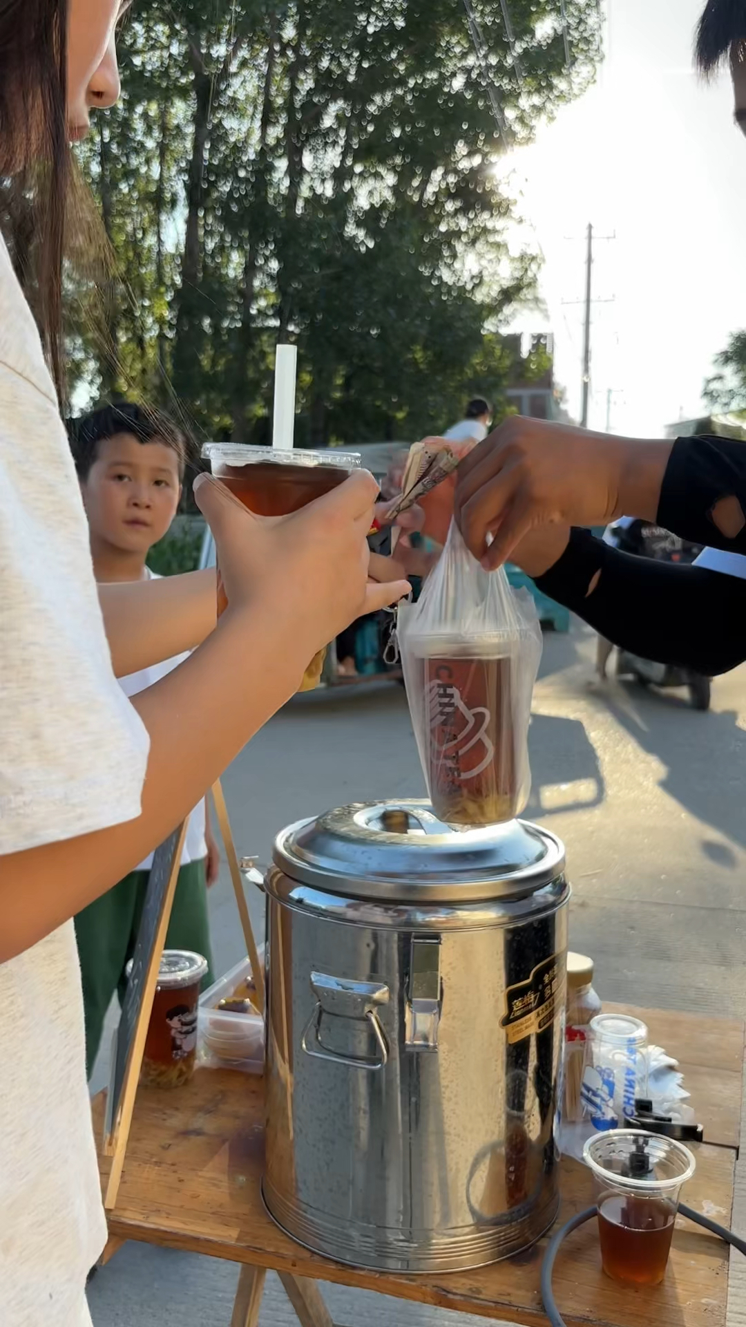 做槐花粉和钵仔糕去集镇摆摊售卖看看一天能赚多少钱