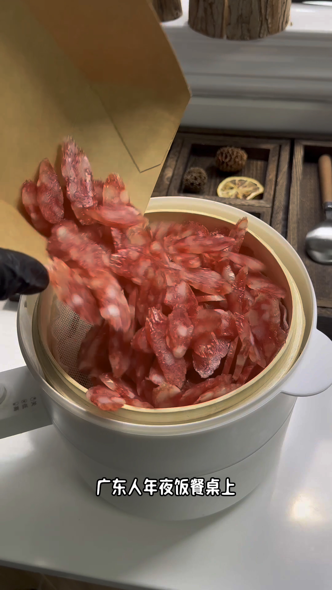 广式腊肠凭什么成为广东人年夜饭餐桌上的“顶流” ？