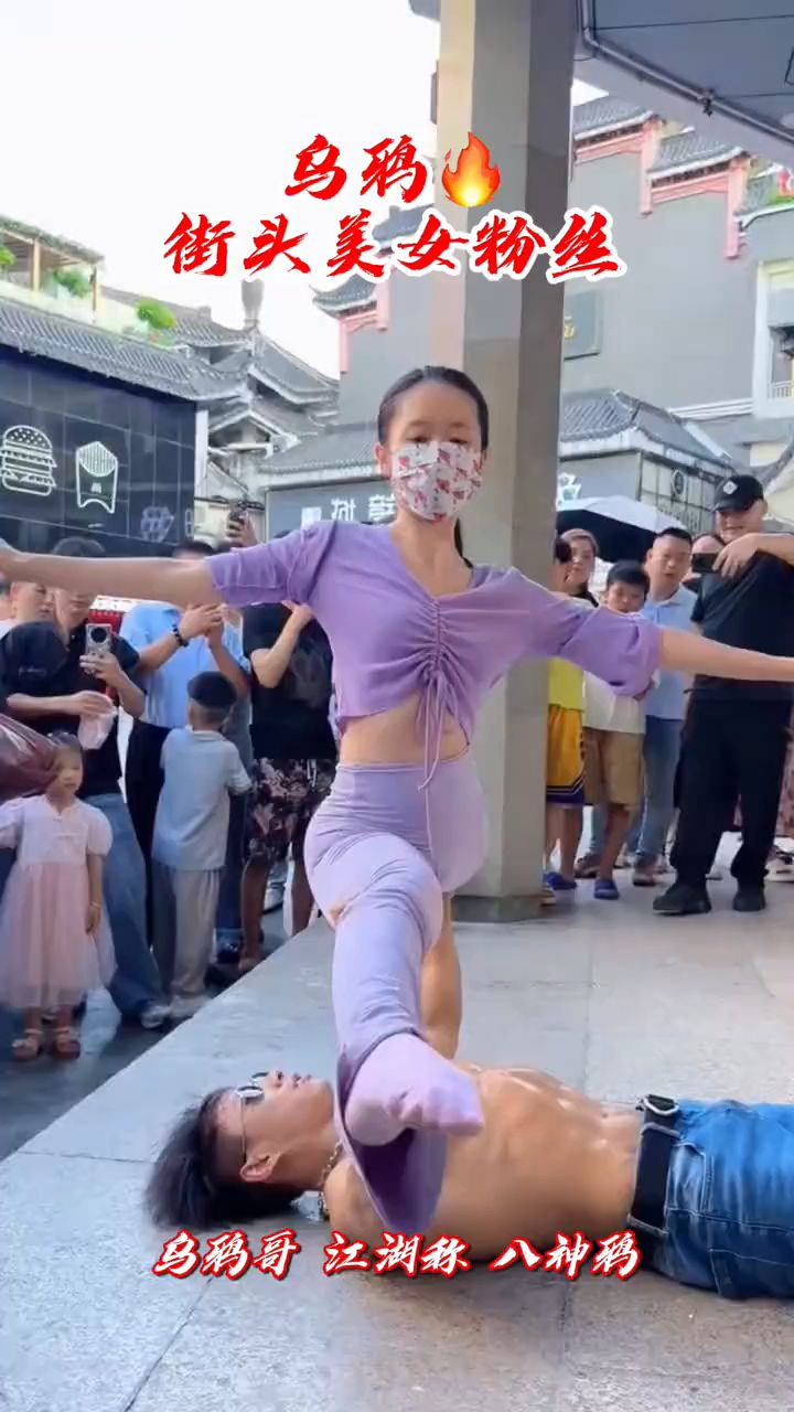 肌肉猛男扛着美女做俯卧撑，让现场所有人都惊呆了！