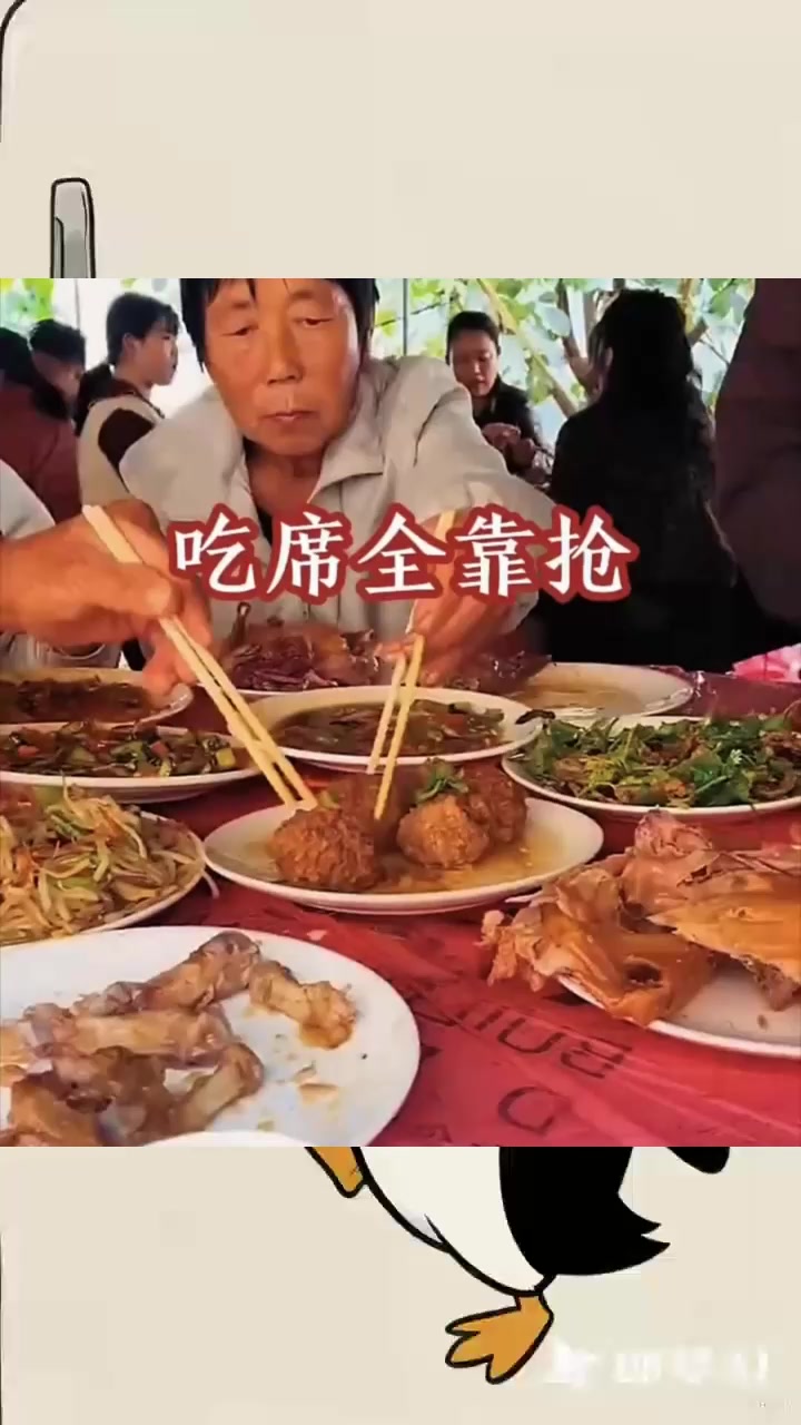 农村吃大席的热闹场景