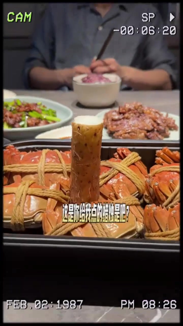赵继伟给妻子过生日!这生日蜡烛绝了,妻子笑得合不拢嘴
