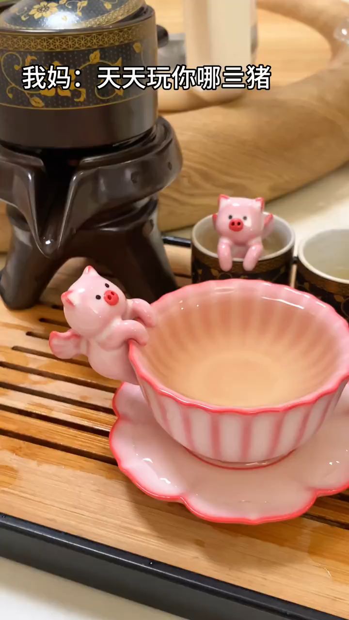 茶杯里有只会吐泡泡的猪猪