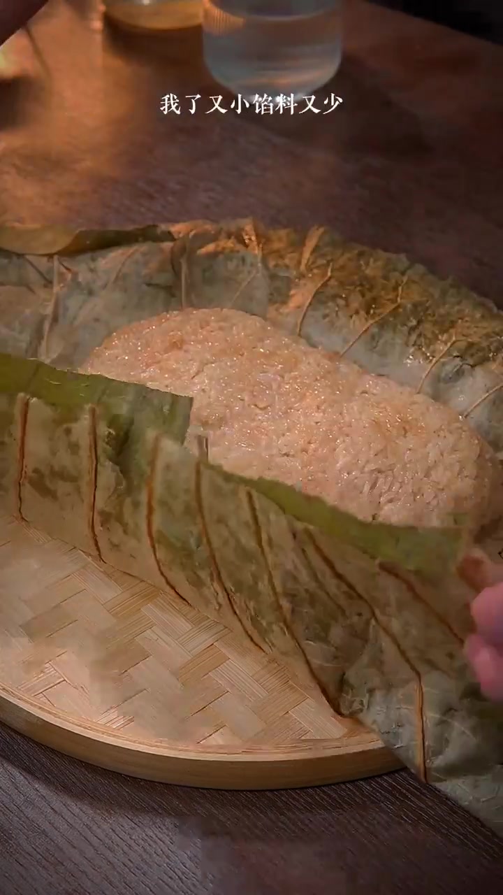 豪华版荷叶糯米鸡,软糯鲜香,真的吃的太过瘾了。!