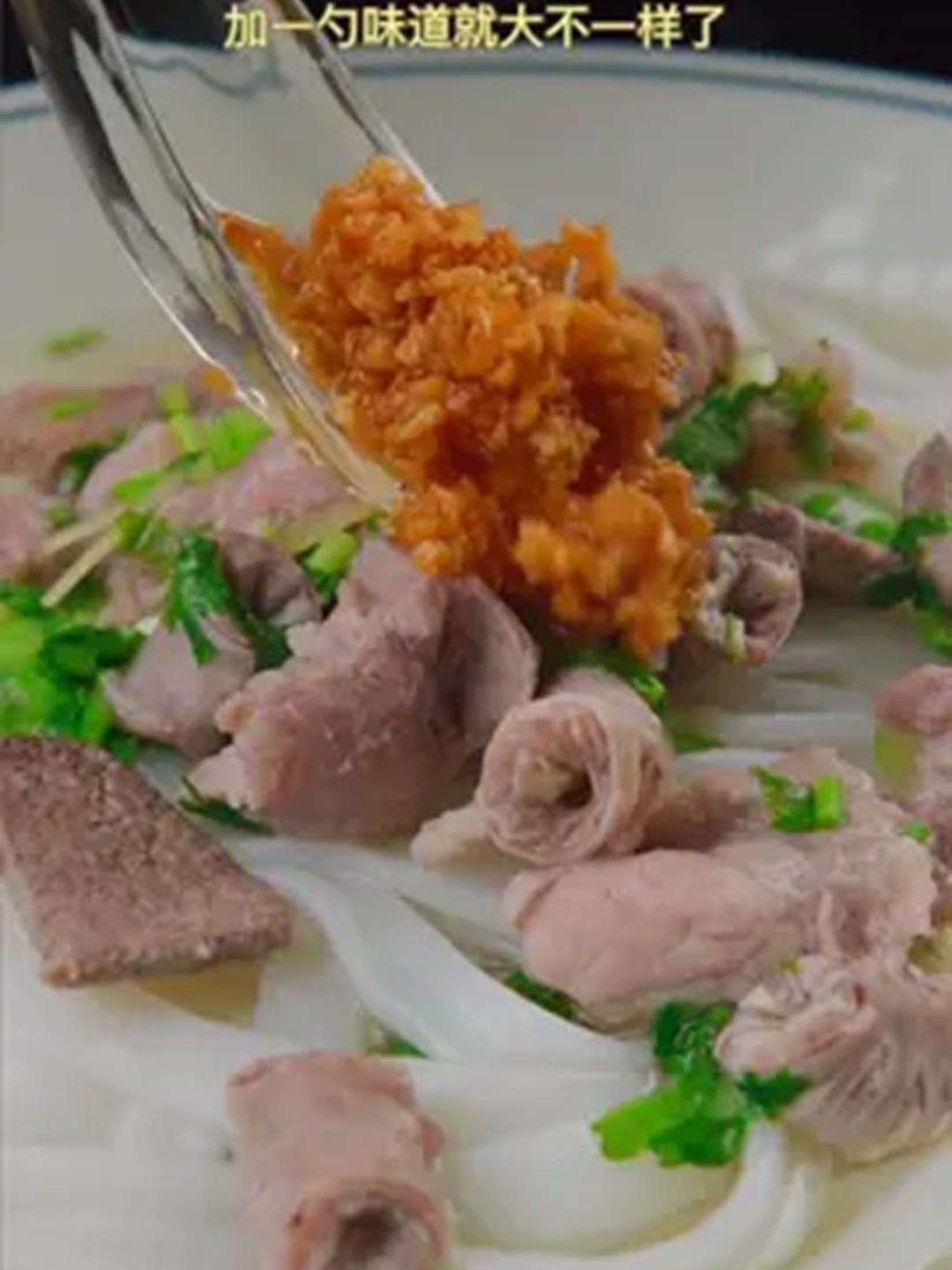 在广东早餐店吃的最多的,就是这个猪杂汤粉!