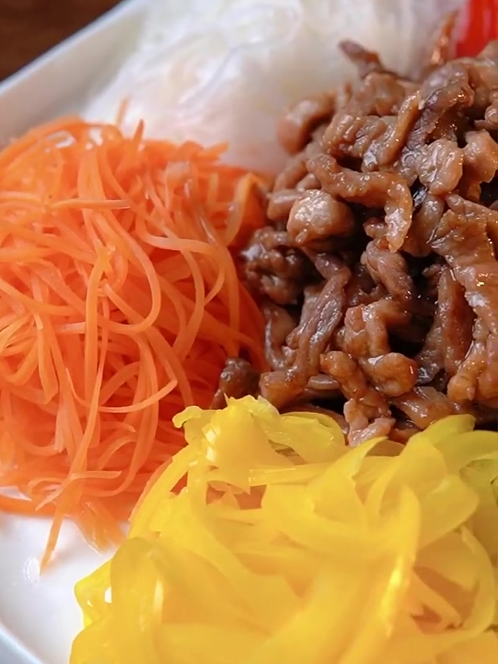 新春家宴凉菜一上桌立马被抢光！