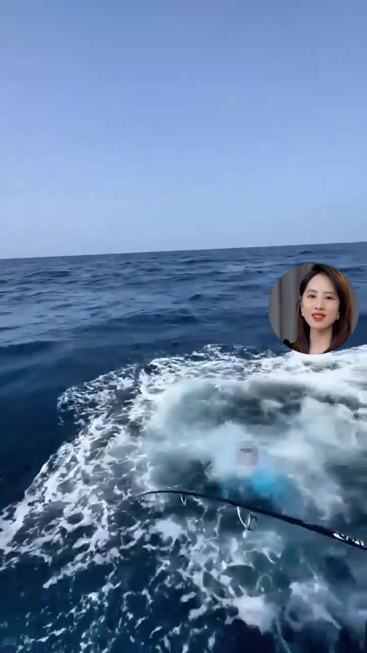 这海鱼的力量太大了,一下就把人拉到水里了