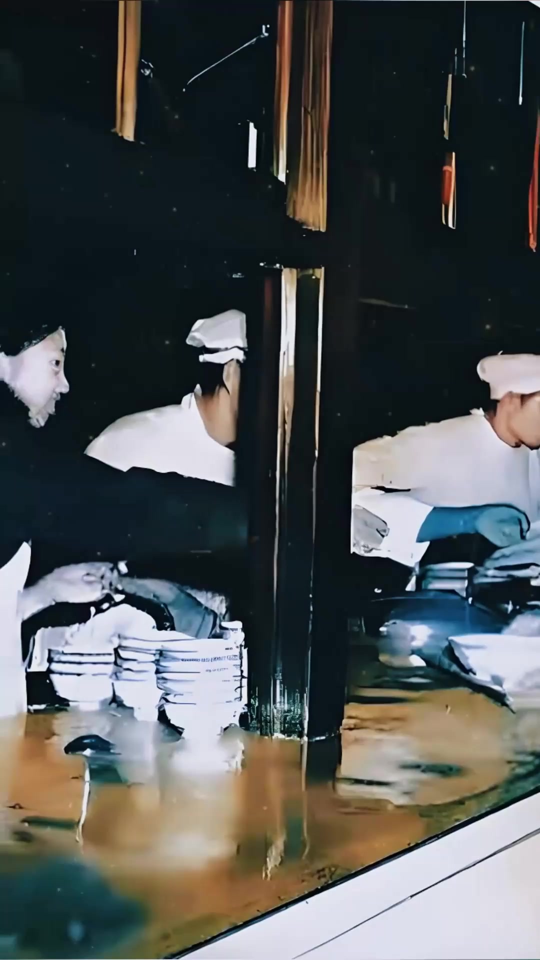 1948年何应钦在食堂排队打饭的珍贵影像,四菜一汤伙食不错