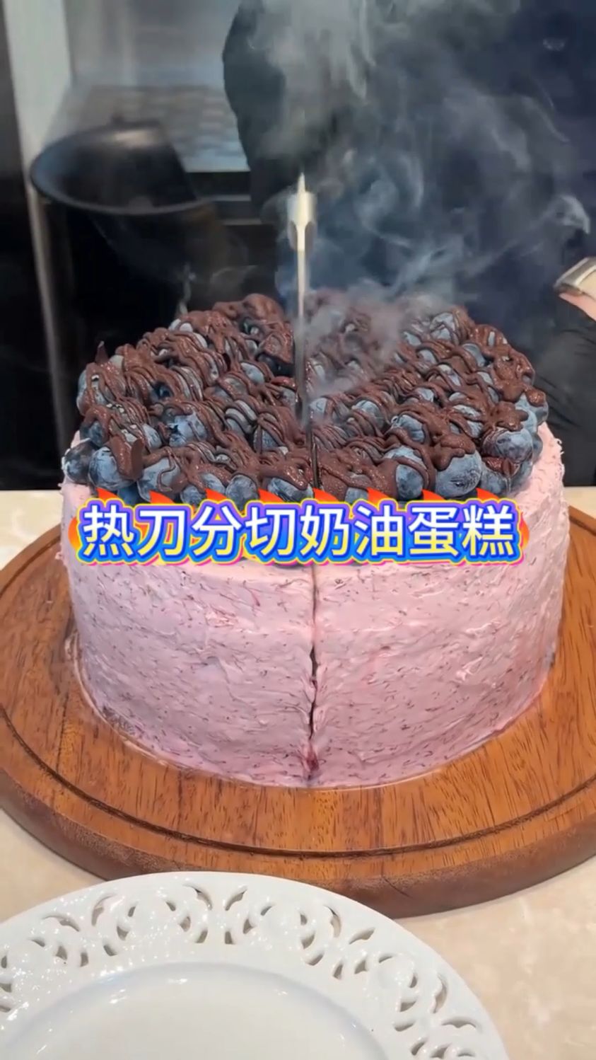 热刀划过蛋糕升起白雾，内里多层馅料看着不可思议