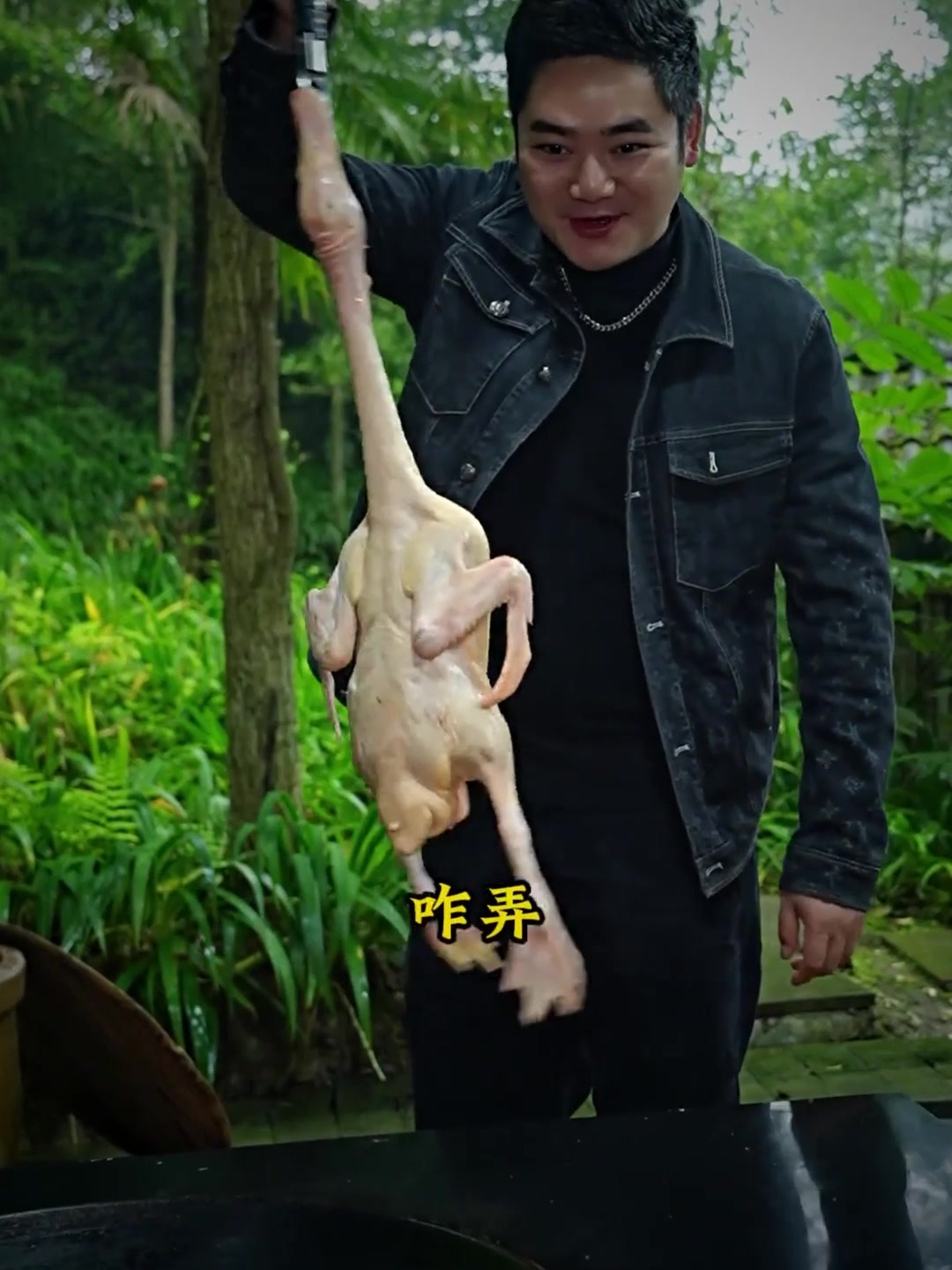 鲜香麻辣的五花和鸭肉，再配上香醇美酒，简直是大口吃肉大口喝酒，生活快哉！