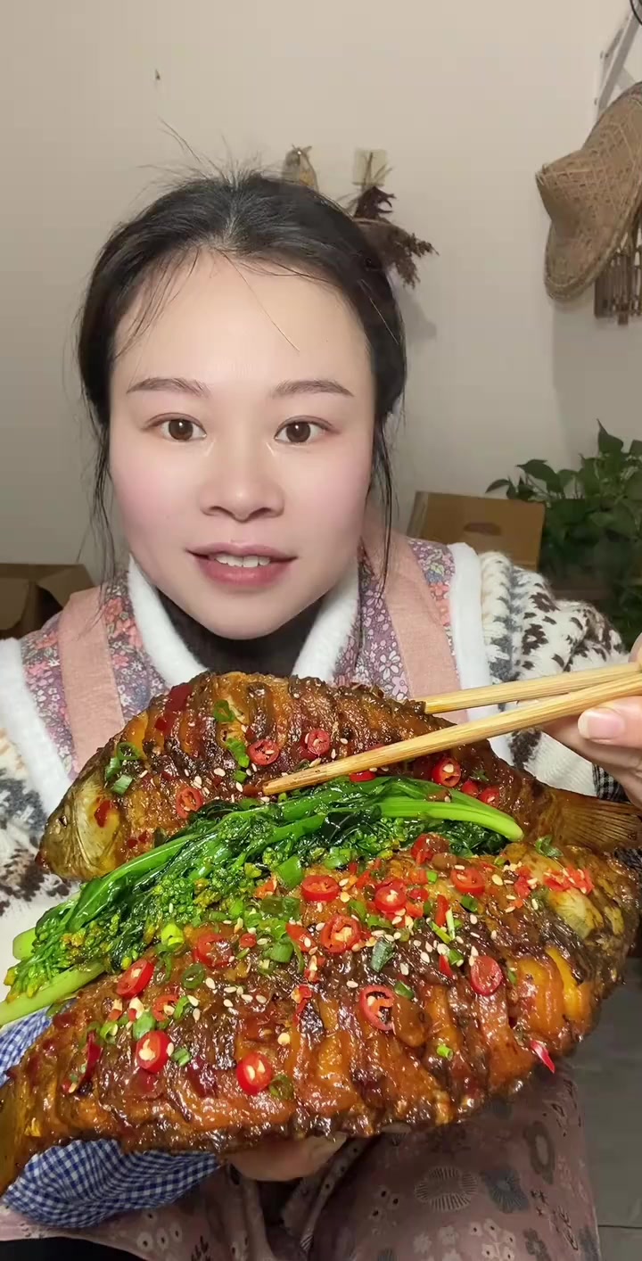 鲫鱼麻辣鲫鱼，麻辣酱烧的鲫鱼太好吃啦！！