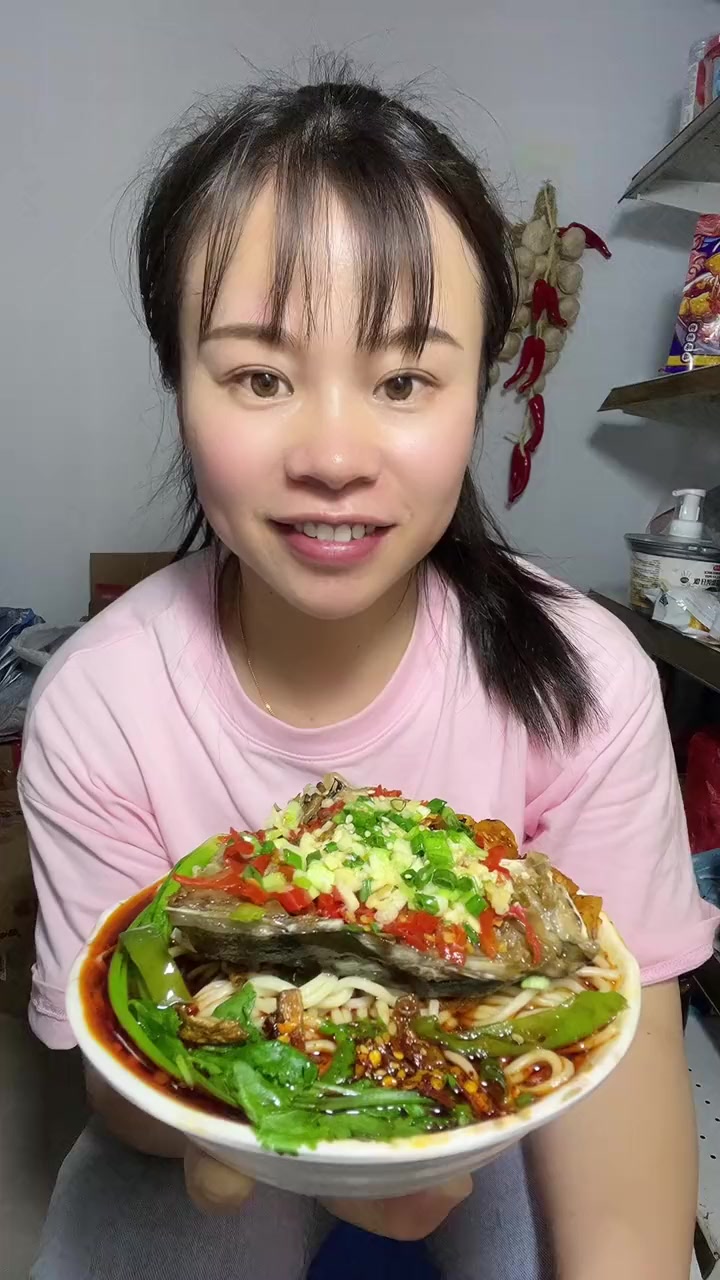 剁椒鱼头面,四川麻辣萝卜干!