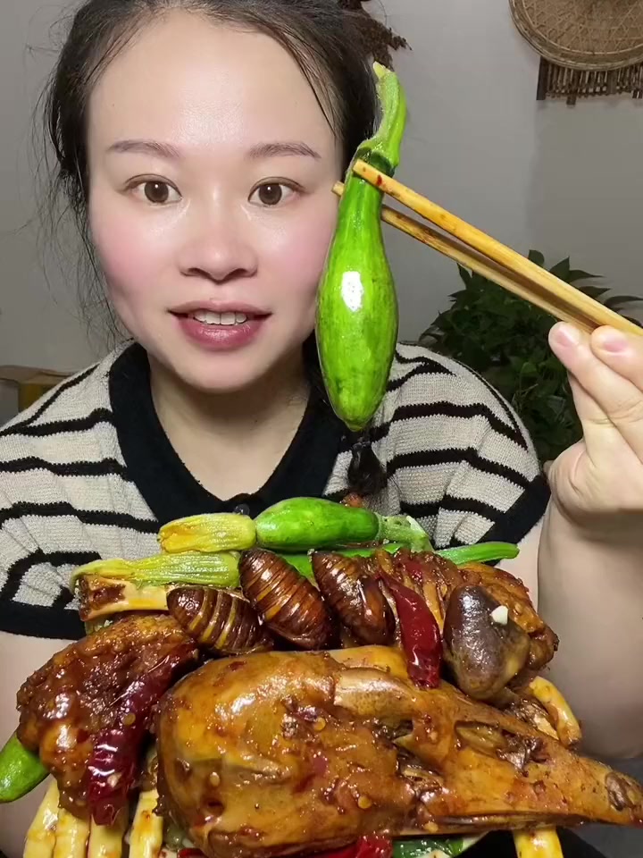 开饭,开饭开饭咯,今天这个鹅肉炖的太安逸了。!