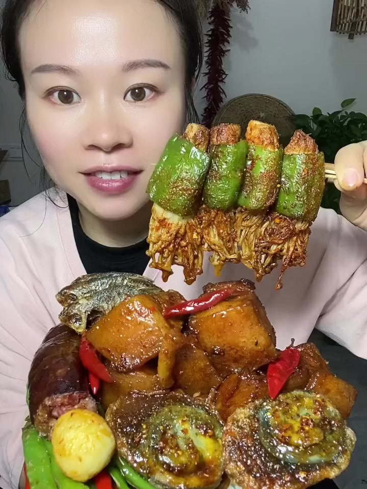开饭,红烧肉,酸辣生姜,香肠,金针菇。太好吃了。!