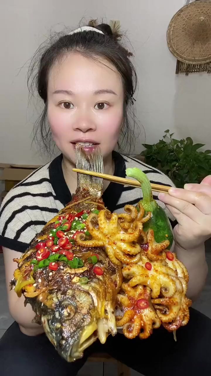 红烧鲫鱼红烧大鲫鱼来啦。这条鱼一斤多，香，特别香。！