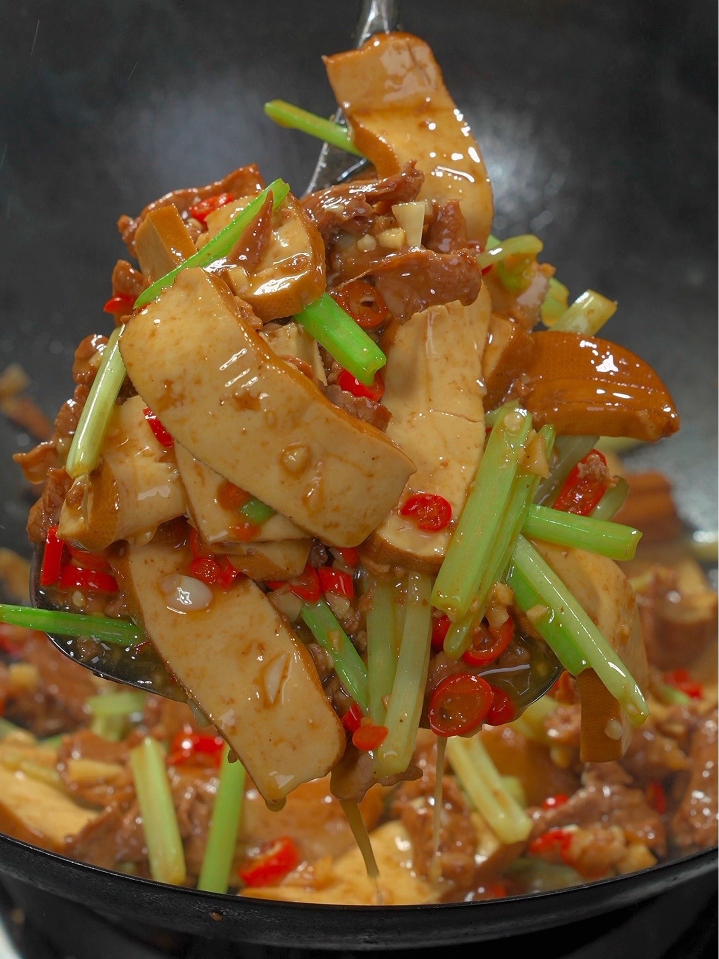 经典湘菜芹菜炒香干，香辣嫩滑特别好吃！