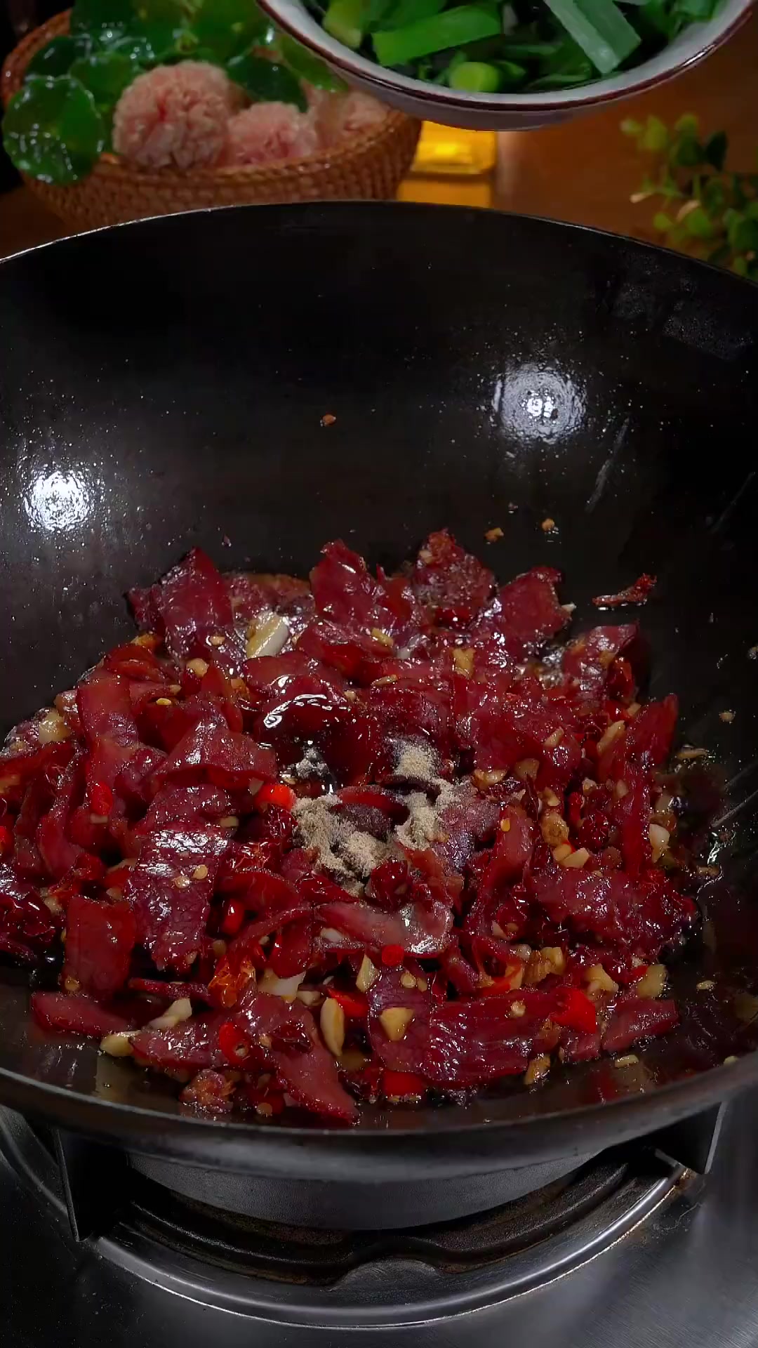 太爱这个大蒜叶炒腊牛肉了,香香辣辣的越吃越香