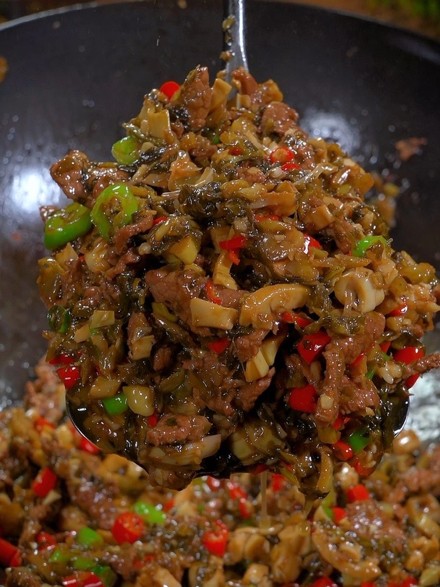 牛肉配上酸菜小笋香嫩脆爽特别的下饭！