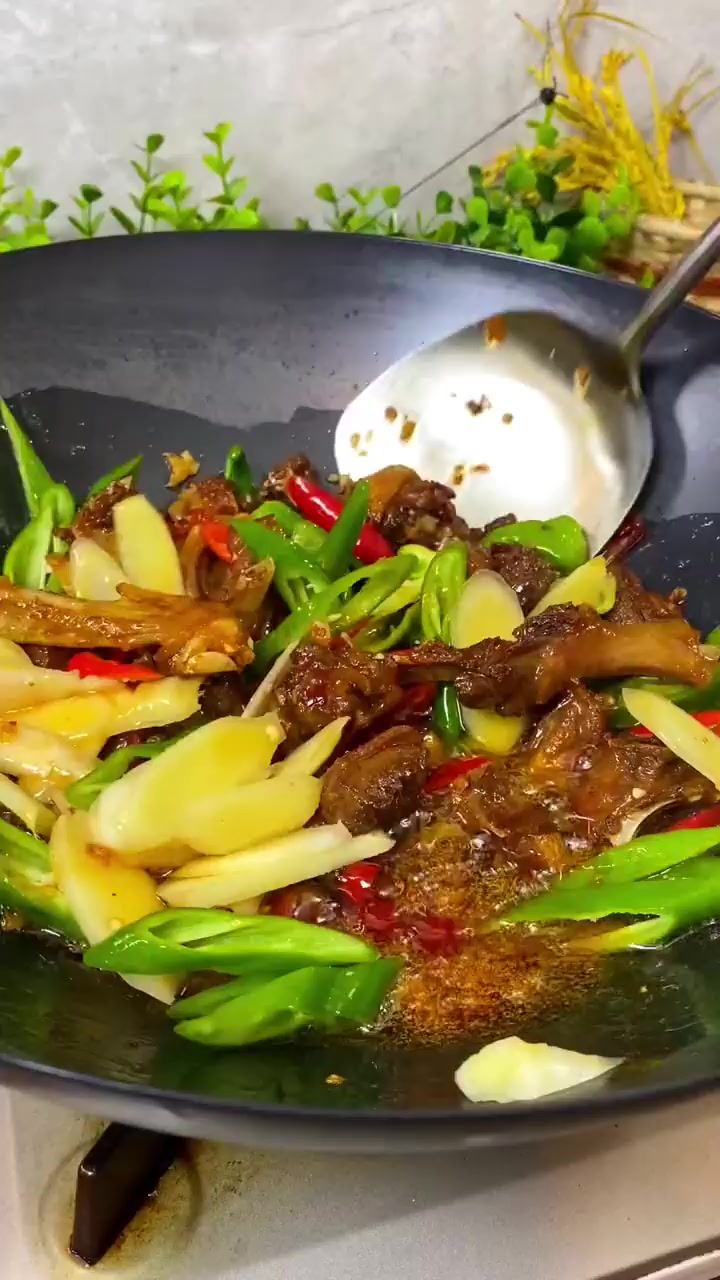 姜爆鸭怎么做才好吃？到底要不要焯水！