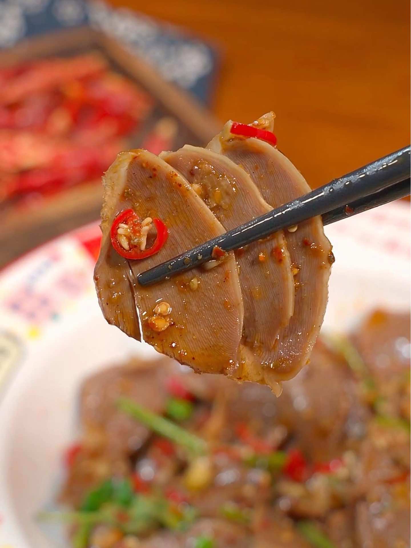 肥肉吃不下、瘦肉又怕塞牙。那你就试试这道凉拌鸡珍！