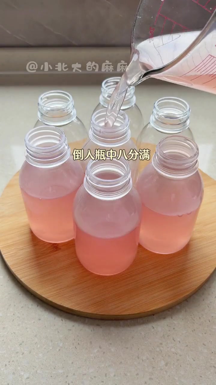 火龙果皮做的奶茶,加点冰椰汁,吸溜一口,太好喝了!