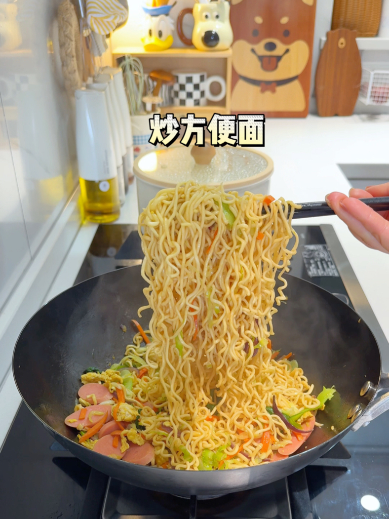 小北大说就喜欢吃妈妈牌炒方便面,每次一大盘都不够吃!
